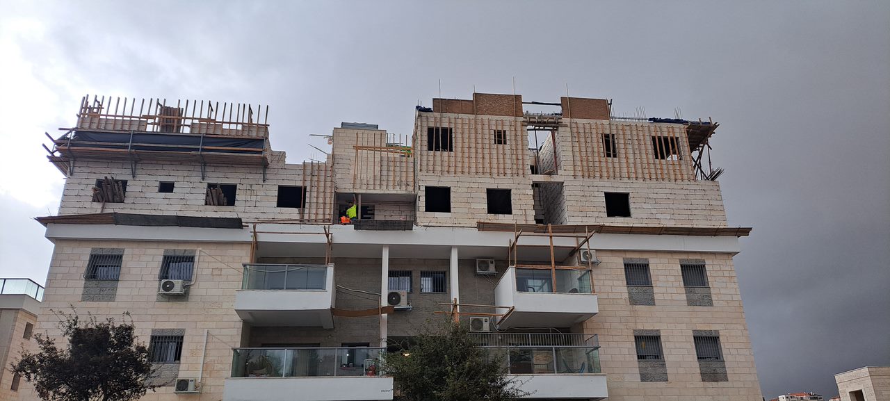 Rail Balconies, Mahal Street