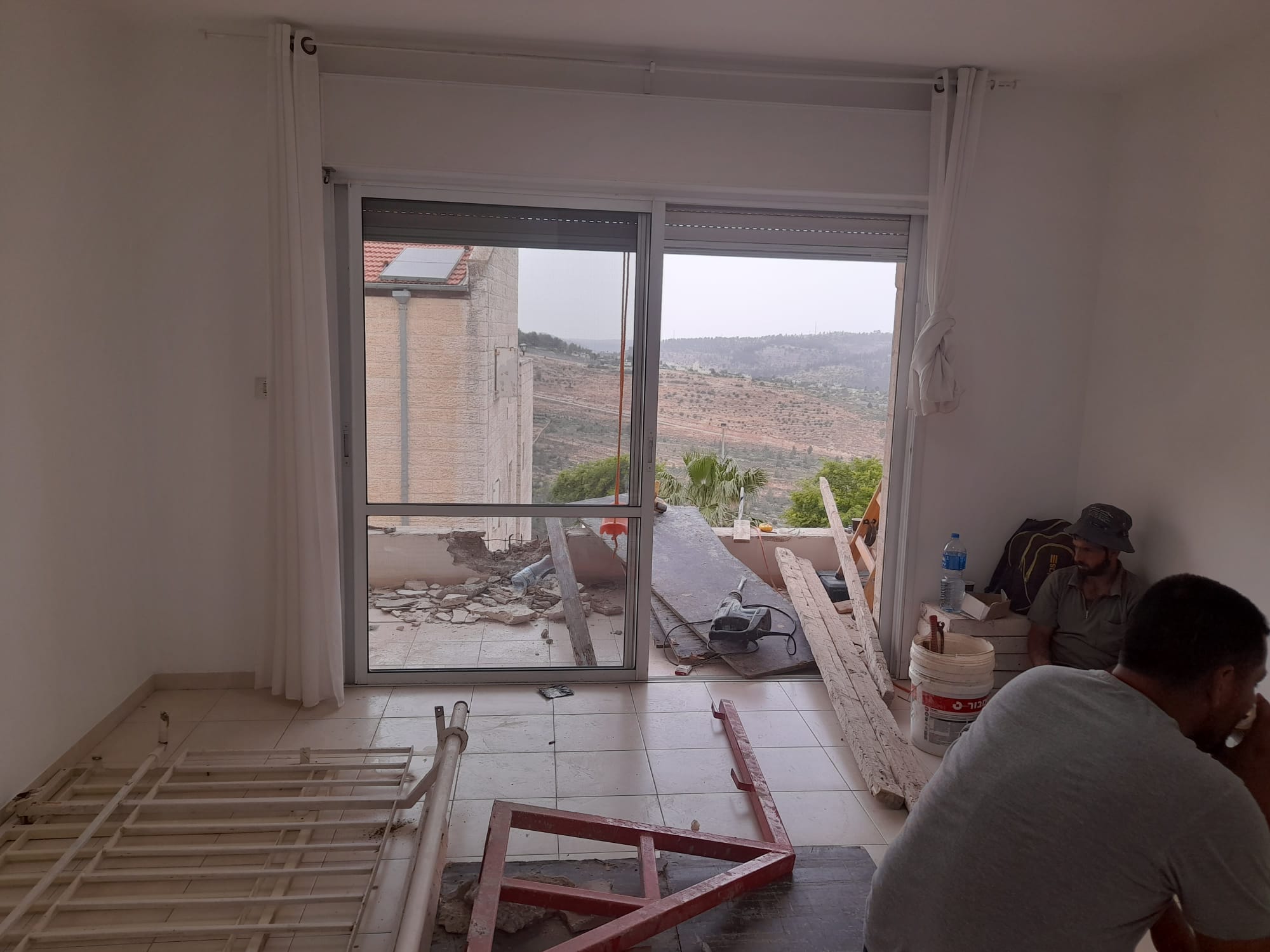 Rail-System Balconies, Modern Solution