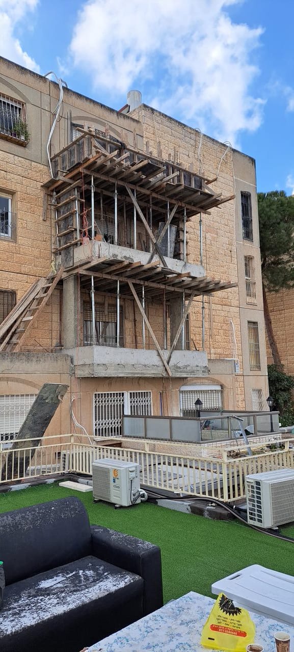 Column support system for the balconies